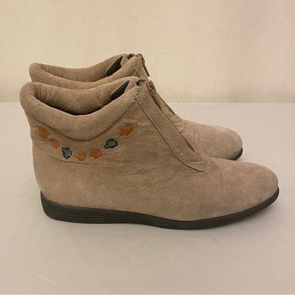 Beacon Leaf Embroidered Suede Leather Booties Womens Ankle Boots Size 8.5 Beige - Picture 11 of 13